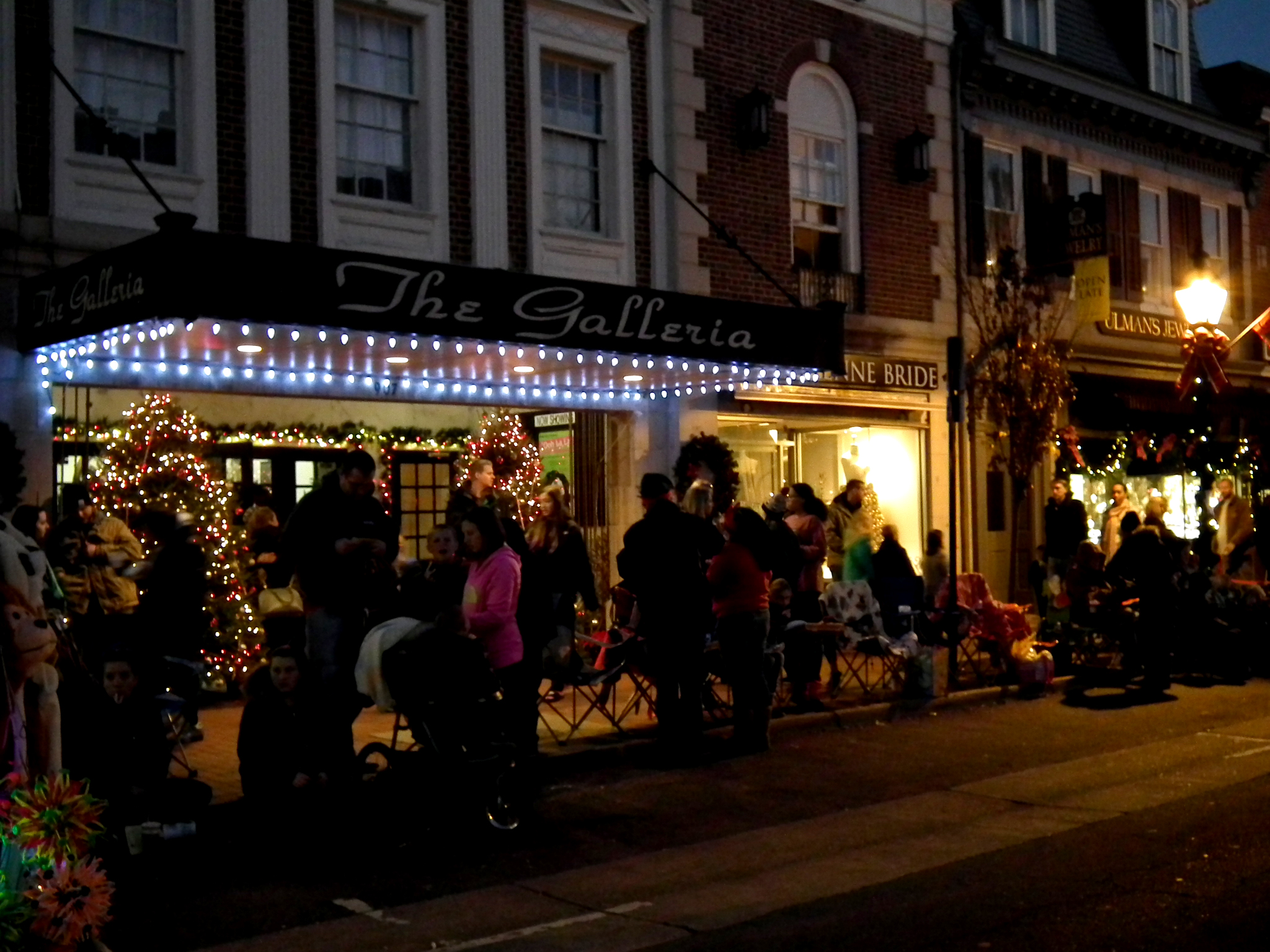 Crowd in front of Galleria Fredericksburg Virginia Christmas Parade